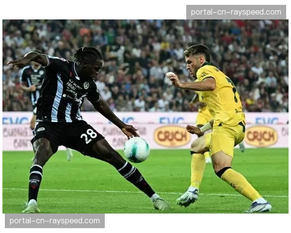 现场:弗罗西诺内球员投诉对方手球,VAR介入后未判罚点球